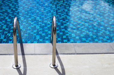 Merdivenli açık yüzme havuzu