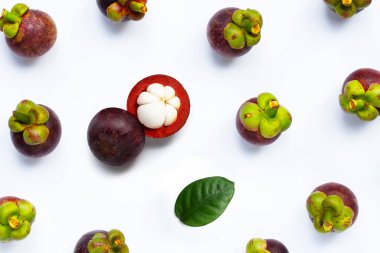 Beyaz arka planda Mangosteen. Üst görünüm