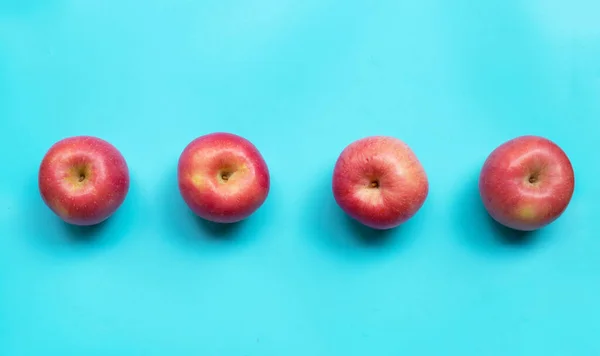 Maturare Mele Rosa Sfondo Blu Copia Spazio — Foto Stock