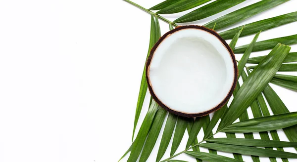 Metade Coco Folhas Palmeira Tropicais Fundo Branco Vista Superior — Fotografia de Stock