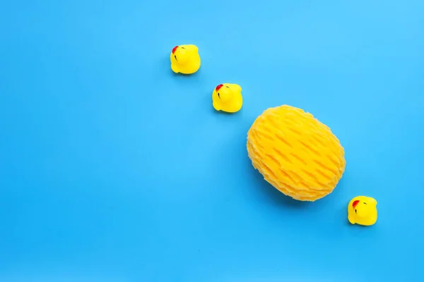 Juguetes Pato Amarillo Con Esponja Amarilla Sobre Fondo Azul Concepto — Foto de Stock