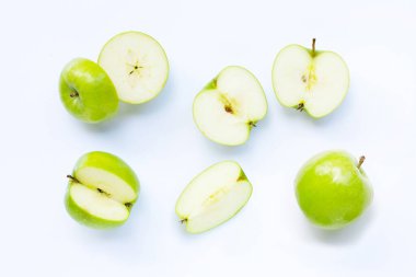 Beyaz arka planda yeşil elmalar. Üst görünüm