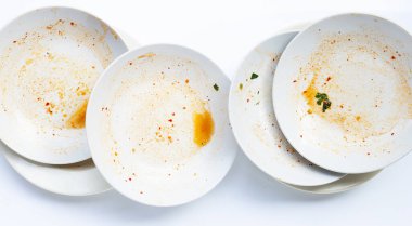 Kirli tabaklar beyaz arka planda. Üst görünüm