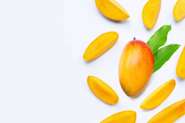 Tropik meyve, beyaz arka planda yaprakları olan mango. Boşluğu kopyala