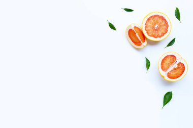 Yüksek vitamin C. Beyaz arka planda sulu greyfurt..