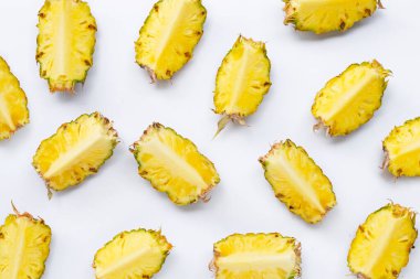 Beyaz arka planda taze ananas. Üst görünüm