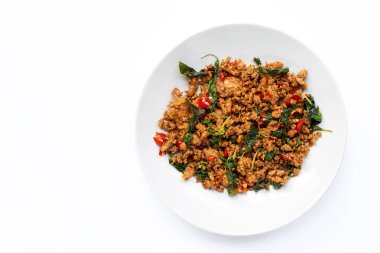 Tayland yemeği. Beyaz arka planda fesleğen yapraklı kıyma..