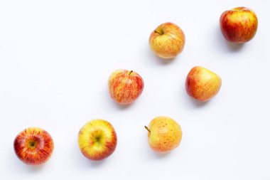 Beyaz arka planda taze sulu elmalar. Boşluğu kopyala