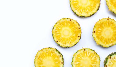 Beyaz arka planda taze ananas dilimleri. Üst görünüm