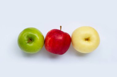 Beyaz arka planda sulu kırmızı, sarı ve yeşil elmalar.