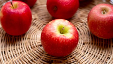 Sepette sulu kırmızı elmalar