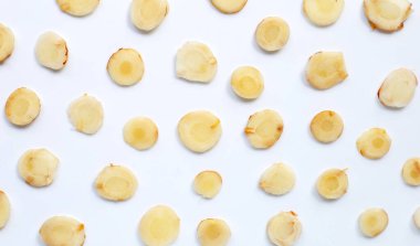 Beyaz arka planda taze galangal kesikleri. Üst görünüm