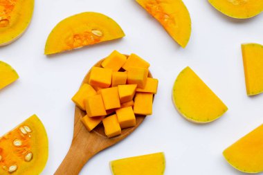 Beyaz arka planda tereyağlı ezmeyi kes ve dilimle.