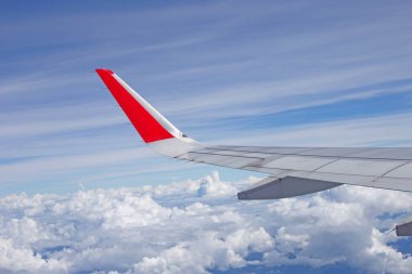 Gökyüzü bulutu ve uçağın kanat manzarası