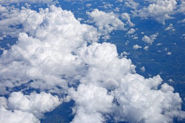 Uçak penceresinden bulutun ve karanın görüntüsü