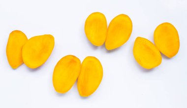 Tropik meyve, beyaz arka planda mango. Üst görünüm