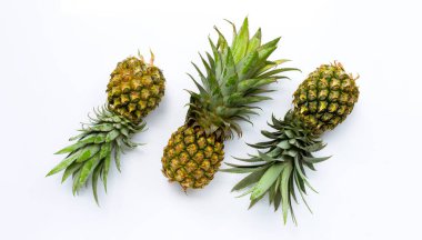 Beyaz arka planda ananas. Üst görünüm