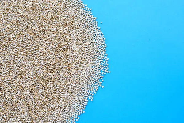 Bio Quinoa Auf Blauem Hintergrund Kopierraum — Stockfoto