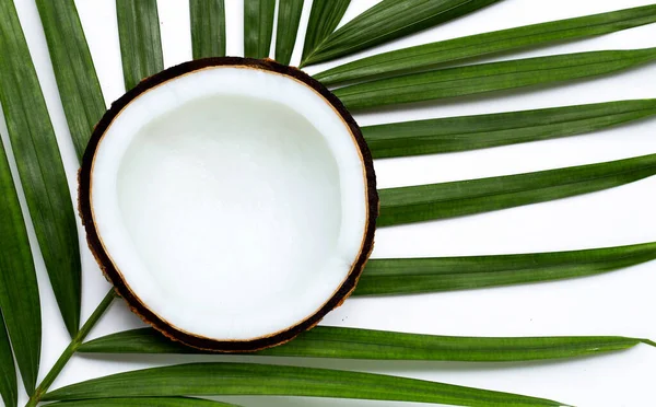 Half Kokosnoot Tropische Palmbladeren Witte Achtergrond Bovenaanzicht — Stockfoto