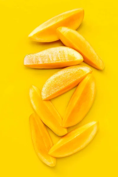 Tropical Fruit Mango Slices Yellow Background Top View — Stock Photo, Image