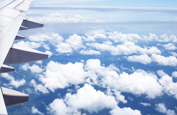 Άποψη Της Γης Σύννεφο Και Πτέρυγα Του Αεροπλάνου Από Παράθυρο — Φωτογραφία Αρχείου