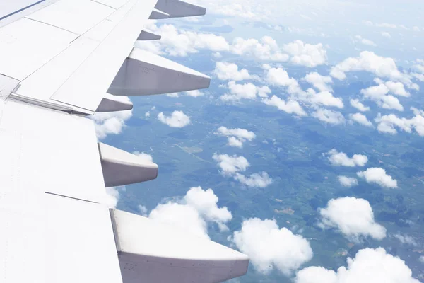 Άποψη Της Γης Σύννεφο Και Πτέρυγα Του Αεροπλάνου Από Παράθυρο — Φωτογραφία Αρχείου