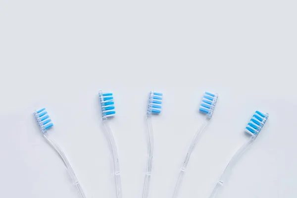 Cepillos Dientes Sobre Fondo Blanco Vista Superior — Foto de Stock