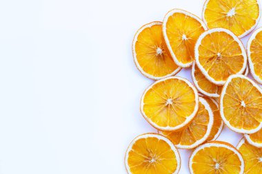 Beyaz arka planda kurumuş portakal dilimleri.