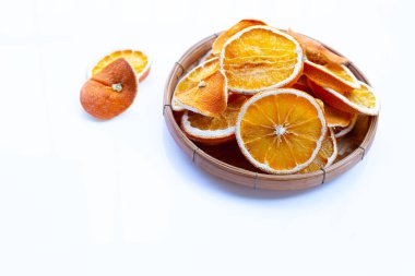Beyaz arka planda kurumuş portakal dilimleri.