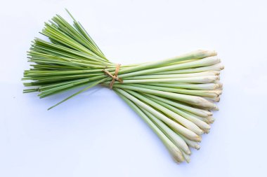 Beyaz arka planda taze limon otu.