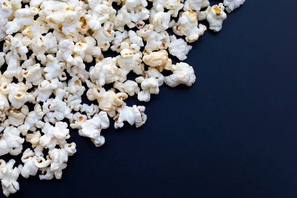 Popcorn Donkere Achtergrond Kopieerruimte — Stockfoto