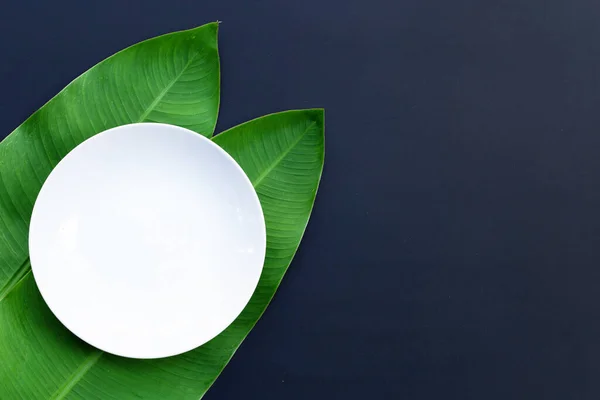 Empty White Plate Tropical Banana Leaves Dark Background Top View — Stock Photo, Image