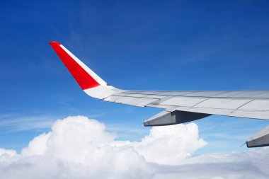 Gökyüzü görüntüsü, uçak penceresinden bulut ve kanat