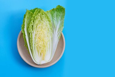 Mavi arka planda Çin lahanası.