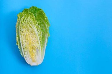 Mavi arka planda Çin lahanası.