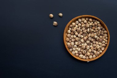 Siyah arka planda Siyam Kakule veya Kapulaga.