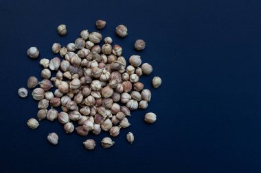 Siyah arka planda Siyam Kakule veya Kapulaga.