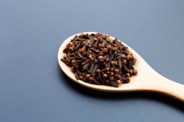 Esmer arka planda baharatlı karanfiller.