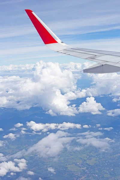 Άποψη Της Γης Του Ουρανού Σύννεφο Και Πτέρυγα Του Αεροπλάνου — Φωτογραφία Αρχείου