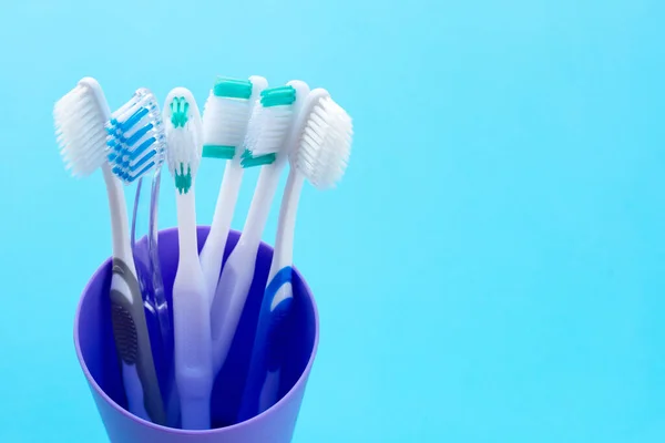 Cepillos Dientes Sobre Fondo Azul Concepto Cuidado Dental — Foto de Stock