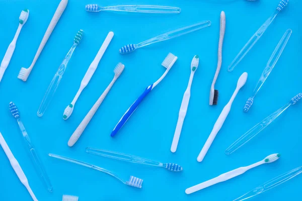 Cepillos Dientes Sobre Fondo Azul Concepto Cuidado Dental — Foto de Stock