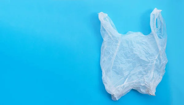Vit Plastpåse Blå Bakgrund Kopiera Utrymme — Stockfoto