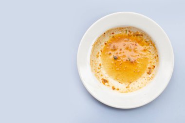 Gri arka planda kirli tabak. Üst görünüm