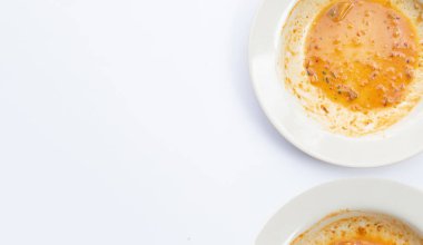 Kirli tabaklar beyaz arka planda. Üst görünüm