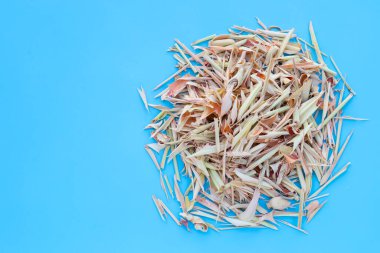 Mavi arka planda organik kurutulmuş limon otu..