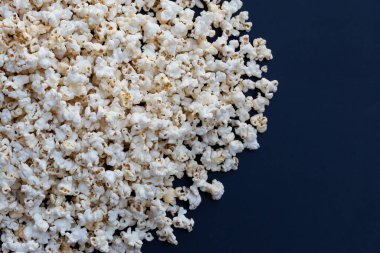 Arka planda patlamış mısır. Boşluğu kopyala