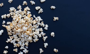 Arka planda patlamış mısır. Boşluğu kopyala