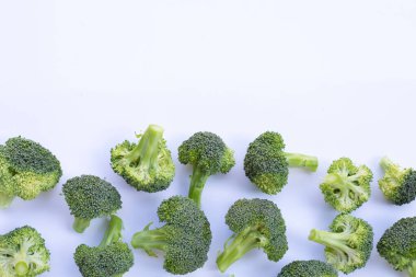 Beyaz arkaplanda taze yeşil brokoli.