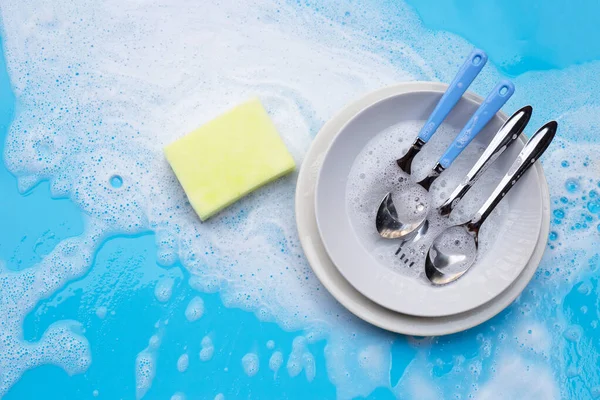 Geschirr Spülen Nasses Blau Mit Seifigem Schaumstoff Hintergrund — Stockfoto