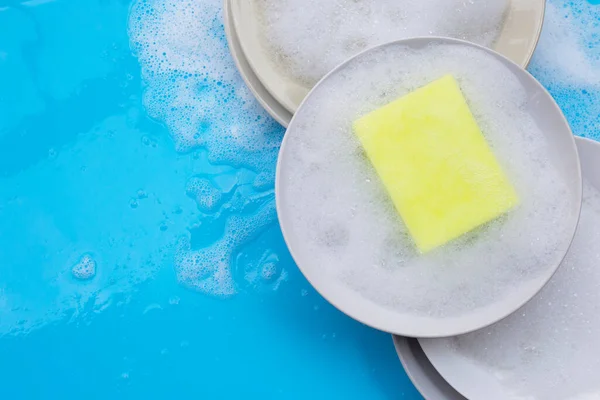 Concepto Lavar Platos Azul Húmedo Con Fondo Espuma Jabonosa — Foto de Stock